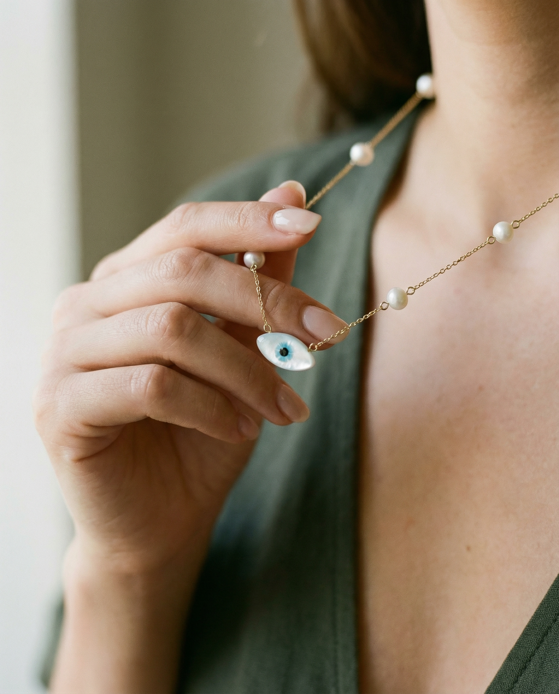 Pearly Eye Necklace